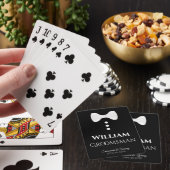 Groomsman die kaartjes speelt pokerkaarten (Insitu)