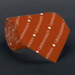 Groomsman die Witte tekst herhaalt op Rust Oranje Stropdas<br><div class="desc">Deze leuke stropdas is het perfecte accessoire voor de groomsmen op je bruiloft. Het kenmerkt een eenvoudig maar elegant ontwerp met het woord "groomsman" in fancy al hoofdwitte tekst die in een diagonaal patroon op een roest oranje of verbrande umbergekleurde achtergrond herhaalt. Perfecte manier om een beetje van klasse aan...</div>