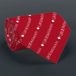 Groomsman die Witte tekst op rood herhaalt Stropdas<br><div class="desc">Deze leuke stropdas is het perfecte accessoire voor de groomsmen op je bruiloft. Het kenmerkt een eenvoudig maar elegant ontwerp met het woord "groomsman"in fancy al hoofdwitte tekst wordt geschreven die in een diagonaal patroon op een rode achtergrond herhaalt. Perfecte manier om een beetje van klasse aan uw trouwpartij toe...</div>