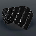 Groomsman die Witte tekst op zwart herhaalt Stropdas<br><div class="desc">Deze leuke stropdas is het perfecte accessoire voor de groomsmen op je bruiloft. Het kenmerkt een eenvoudig maar elegant ontwerp met het woord "groomsman"in fancy al hoofdwitte tekst wordt geschreven die in een diagonaal patroon op een zwarte achtergrond herhaalt. Perfecte manier om een beetje van klasse aan uw trouwpartij toe...</div>