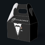 Groomsman Favor Box Bedankdoosjes<br><div class="desc">Groomsman Favor Box ontwerp heeft de look van een smoking als hoofdontwerp. Het woord "Groomsman" kan worden veranderd in "Beste man,  bode of andere". Bestel samen met het coördineren van "Bruid" ontwerp,  vervangende bewoordingen met koppelnamen,  en je hebt de perfecte bruiloft of douche gunsten.</div>