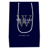 Groomsman Gift legant Monogram en naam marineblauw Medium Cadeauzakje (Achterkant)