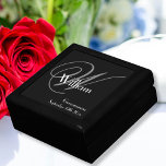 Groomsman Gift Modern Monogram Script Elegant Chic Cadeaudoosje<br><div class="desc">Bruiloft Groomsman Groomsmen Gift Modern Monogram Script Elegant Chique Keepsake Gift Box. Klik op deze sjabloon personaliseren om deze snel en eenvoudig aan te passen met het Initiaal Monogram, de naam en de datum. Groomsman Gift Modern Monogram Script Elegant Chic Gift Box, maakt deel uit van het Groomsman Gifts Collectie...</div>