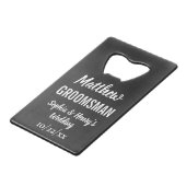 Groomsman Modern Typography Black Wedding Creditkaart Flessenopener (Voorkant Gekanteld)