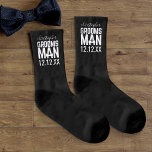 Groomsman Naam Zwart Bruiloft Sokken<br><div class="desc">Groomsmen hebben altijd nieuwe sokken nodig voor uw bruiloft. Voeg zijn naam en je trouwdatum toe</div>