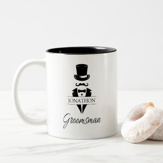 Groomsman Name Tuxedo Top Hat Tweekleurige Koffiemok (Met donut)