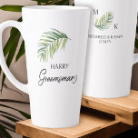Groomsman Palm Leaf Bruiloft Feest Gift Latte Mok<br><div class="desc">Huwelijksfeest cadeau mok te personaliseren voor uw huisgenoot - of iemand in uw bruiloft. Groomsman is bedrukt in swirly handgeschreven kalligrafie, en u kunt dit gemakkelijk naar een andere rol schakelen, door het ontwerpgereedschap in te voeren of me te berichten voor hulp. Het ontwerp is voorzien van een waterverf tropisch...</div>
