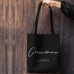 Groomsman - Persoonlijk Chic Minimalist Wedding Tote Bag<br><div class="desc">Deze chique,  eenvoudige bruidsjonker zwarte canvas tas heeft jouw naam onder een elegante witte typografie. Pas deze elegante,  moderne bruids partij geschenken voor uw bruiloft bruidsmeisjes voor de vrijgezellenfeest.</div>