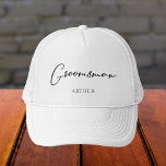 Groomsman - Persoonlijk Chic Minimalist Wedding Trucker Pet<br><div class="desc">Dit kinderachtige,  eenvoudige pet kenmerkt jouw naam onder elegante zwarte typografie. Pas deze elegante,  moderne bruidparty petten aan voor je trouwgroepers voor het vrijgezellenfeest.</div>