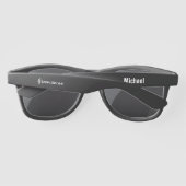 Groomsman Script Black and White Name Text Zonnebrillen (Achterkant)