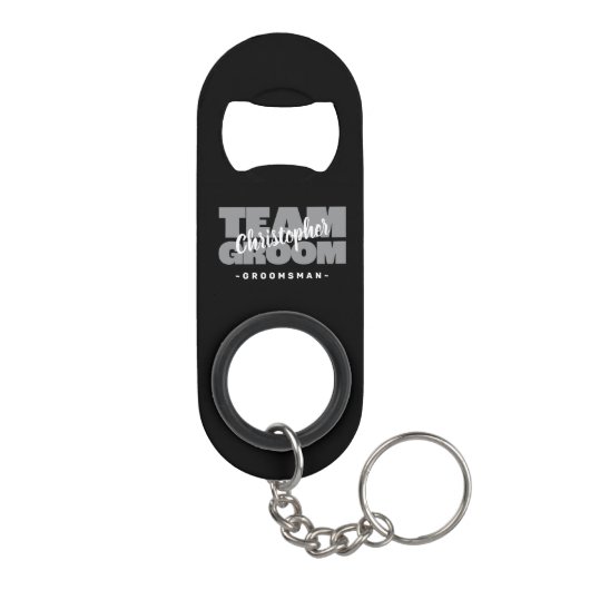 Groomsman Team Groom Naam Bruiloft Party Zwart Gri Mini Flessenopener (Achterkant)