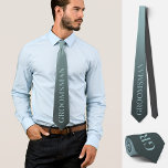 Groomsman voorstel bruiloft elegant blauw stropdas<br><div class="desc">Dit prachtige gepersonaliseerde stropdas toont het woord "groomsman" in een lichtblauwe tint tegen een hellende achtergrond van donker en lichtblauw. Het biedt een mix van humor, elegantie en stijl om uw bruiloft- of vrijgezellenfeestkleding te verbeteren. Het is een heerlijke manier om je vrienden uit te nodigen om bruidsjonkers te zijn...</div>