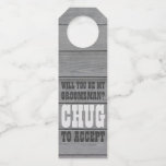 Groomsman-voorstel Chug om nephoutbier te accepter Flessenhanger<br><div class="desc">Krijg de huwelijksviering begon in stijl met grappige bruidegom voorstel bierfles hanger labels. Omdat ze in sets van zes worden geleverd, is een idee om gepersonaliseerde namen toe te voegen met de hand schrijven met een witte, grijze of zwarte pen. Ontwerp beschikt over een rustieke grijze faux hout achtergrond en...</div>
