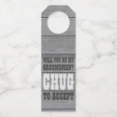 Groomsman-voorstel Chug om nephoutbier te accepter Flessenhanger (Voorkant)
