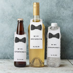 Groomsman-voorstel Zwarte Stropdas Fles Hanger Lab<br><div class="desc">Vraag je vrienden om een van je groomsmen te zijn met een fles wijn. Hoe kunnen ze daar nee tegen zeggen? Het ontwerp is voorzien van een eenvoudig zwart stropdas met ruimte voor uw voorstel. Ik heb het omgekeerde opzettelijk zwart achtergelaten zodat je een persoonlijk bericht kunt schrijven.</div>