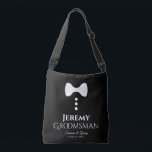 Groomsman White Stropdas Wedding Swag Bag Crossbody Tas<br><div class="desc">Deze leuke tassen zijn ontworpen als gunsten, cadeaus of zwembaden voor trouwgroomsmannen. Ze hebben een afbeelding van een wit stropdas met drie knoppen en tekst die Groomsman leest met een ruimte om zijn naam in te voeren, evenals de namen van het bruiloft en de trouwdatum. Een geweldige manier om je...</div>