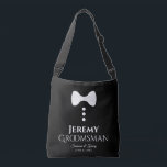 Groomsman White Stropdas Wedding Swag Bag Crossbody Tas<br><div class="desc">Deze leuke tassen zijn ontworpen als gunsten, cadeaus of zwembaden voor trouwgroomsmannen. Ze hebben een afbeelding van een wit stropdas met drie knoppen en tekst die Groomsman leest met een ruimte om zijn naam in te voeren, evenals de namen van het bruiloft en de trouwdatum. Een geweldige manier om je...</div>