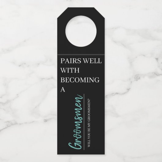 Groomsmen Aankondiging Wijn Label met flesje Hange (Voorkant)