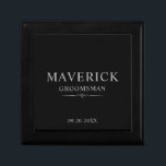 Groomsmen Gifts Elegant Wedding Party Beste man Cadeaudoosje<br><div class="desc">Deze stijlvolle zwarte cadeaudoos is voorzien van de groomsmannaam, titel en datum geschreven in een trendy, lichtgrijze minimalistische typografie. Voeg gewoon de namen van de groomsmen toe, hun titel en hun datum in de persoonlijke sectie om je eigen trouwgunsten te creëer. Hoewel hier getoond als een groomsman cadeaudoos, pas gemakkelijk...</div>