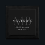 Groomsmen Gifts Monogram Bruiloft Gunsten Beste Ma Cadeaudoosje<br><div class="desc">Deze stijlvolle monogrammed groomsman cadeaudoos bevat de groomsmannamen, initialen, titel en datum geschreven in een trendy, grijze minimalistische typografie. Voeg gewoon de namen toe van de groomsmen, hun initialen, titel en datum in de persoonlijke sectie om je eigen trouwgunsten te creëer. Hoewel hier getoond als een groomsman cadeaudoos, pas gemakkelijk...</div>