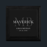 Groomsmen Gifts Monogram Bruiloft Gunsten Beste Ma Cadeaudoosje<br><div class="desc">Deze stijlvolle monogrammed groomsman cadeaudoos bevat de groomsmannamen, initialen, titel en datum geschreven in een trendy, grijze minimalistische typografie. Voeg gewoon de namen toe van de groomsmen, hun initialen, titel en datum in de persoonlijke sectie om je eigen trouwgunsten te creëer. Hoewel hier getoond als een groomsman cadeaudoos, pas gemakkelijk...</div>