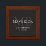 Groomsmen Gifts Monogram Bruiloft Gunsten Beste Ma Cadeaudoosje<br><div class="desc">Deze stijlvolle bruine, bruine, houten cadeaudoos bevat de namen, initialen, titel en datum van de groomsmannen in een trendy, minimalistische typografie. Voeg gewoon de namen toe van de groomsmen, hun initialen, titel en datum in de persoonlijke sectie om je eigen trouwgunsten te creëer. Hoewel hier getoond als een groomsman cadeaudoos,...</div>