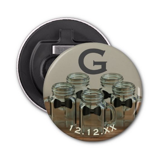 Groomsmen Initiaal Team Groom Weddenschap Bottle O Button Flesopener (Voorkant)