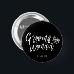 GroomsWoman | Manuscript write Black Wedding Ronde Button 5,7 Cm<br><div class="desc">Het is niet je groomsman. Maar,  de vrouw van je bruin.  Show haar waardering voor het feit dat je op je speciale huwelijksdag met dit unieke cadeauobject staat.

Het kenmerkt het woord "groomswoman"in een elegante tekst van de manuscriptstijl.   Onderaan dit is een vlek voor haar naam.</div>
