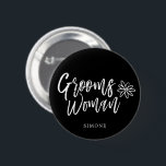 GroomsWoman | Manuscript write Black Wedding Ronde Button 5,7 Cm<br><div class="desc">Het is niet je groomsman. Maar,  de vrouw van je bruin.  Show haar waardering voor het feit dat je op je speciale huwelijksdag met dit unieke cadeauobject staat.

Het kenmerkt het woord "groomswoman"in een elegante tekst van de manuscriptstijl.   Onderaan dit is een vlek voor haar naam.</div>