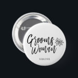 GroomsWoman | Schrikvaste bruiloft Ronde Button 5,7 Cm<br><div class="desc">Het is niet je groomsman. Maar,  de vrouw van je bruin.  Show haar waardering voor het feit dat u met deze unieke knop aan uw kant staat op uw speciale huwelijksdag.

Het kenmerkt het woord "groomswoman"in een elegante tekst van de manuscriptstijl.   Onderaan dit is een vlek voor haar naam.</div>