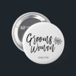 GroomsWoman | Schrikvaste bruiloft Ronde Button 5,7 Cm<br><div class="desc">Het is niet je groomsman. Maar,  de vrouw van je bruin.  Show haar waardering voor het feit dat u met deze unieke knop aan uw kant staat op uw speciale huwelijksdag.

Het kenmerkt het woord "groomswoman"in een elegante tekst van de manuscriptstijl.   Onderaan dit is een vlek voor haar naam.</div>