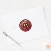 Groot B-monogram op rode fluwelen achtergrond Ronde Sticker (Envelop)