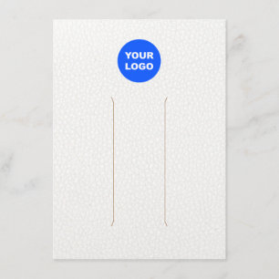 Groot beeldscherm met witte lederen haarklemmen vo informatiekaartje