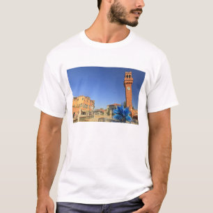 Groot glazen beeld en klokkentoren, Italië T-shirt