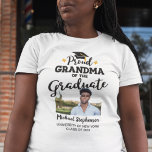 Groot grootmoeder van de afstuderen fotonaam T-Shi T-shirt<br><div class="desc">Viel het afstuderen van je kleinzoon of grootdochter in met dit moderne t-shirt met een "Proud GRANDMA of the Afstuderen" onderschrift in zwarte hedendaagse lettertypen, versierd met een afstudeerder pet met een gouden tassel. Pas dit t-shirt eenvoudig aan met een afbeelding van de afstuderen, het afstuderen jaar en de naam...</div>