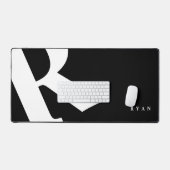 Groot Initiaal | Moderne typografie | Zwart Bureaumat (Keyboard & Muis)