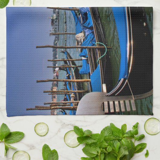 Groot Kanaal, water met gondalo-boten in de rij Theedoek (Gevouwen)