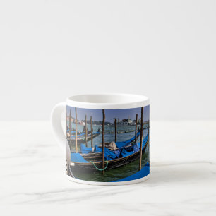 Groot Kanaalwater met gondolo-boten naast elkaar Espresso Kop