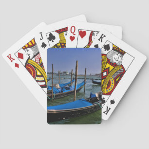 Groot Kanaalwater met gondolo-boten op een rij Pokerkaarten