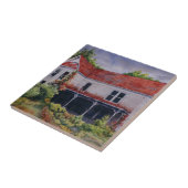 Groot oud verlaten wit huis met wijnstokken tegeltje (Zijkant)