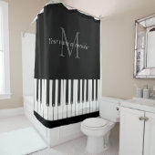 Groot pianotoetsenbord met monogram douchegordijn (In situ)