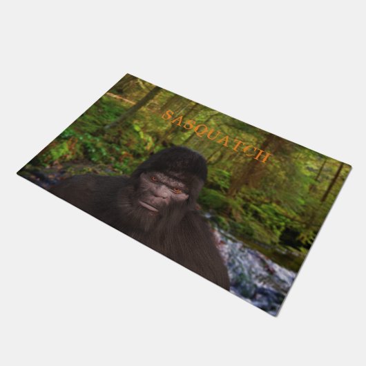 GROOT SASQUATCH IN DE BOSSEN DEURMAT (Schuin)