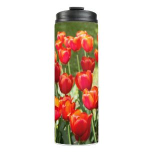Groot veld met rode tulpen thermosbeker