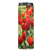 Groot veld met rode tulpen thermosbeker (Achterkant)