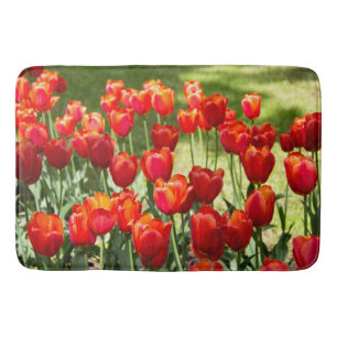 Groot veld rode tulpen badmat