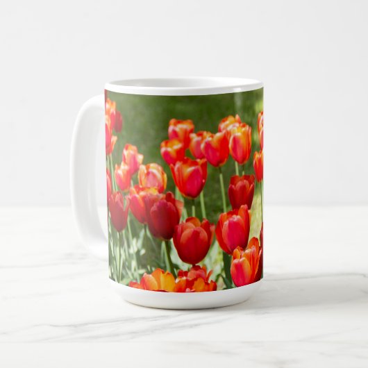 Groot veld rode tulpen koffiemok (Voorkant links)