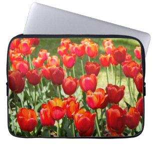 Groot veld rode tulpen laptop sleeve