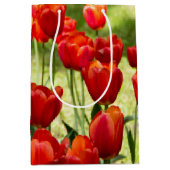 Groot veld rode tulpen medium cadeauzakje (Voorkant)
