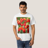 Groot veld rode tulpen t-shirt (Voorkant volledig)