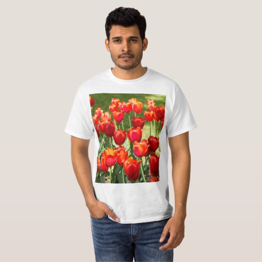 Groot veld rode tulpen t-shirt (Voorkant volledig)